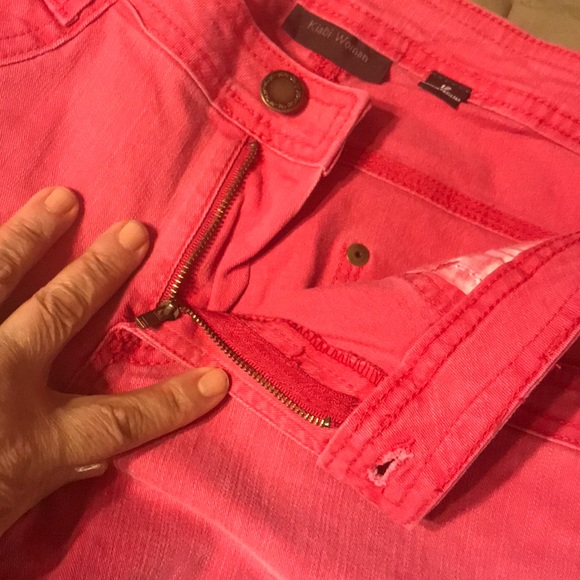 Red cuffed shorts (12) - Picture 4 of 6